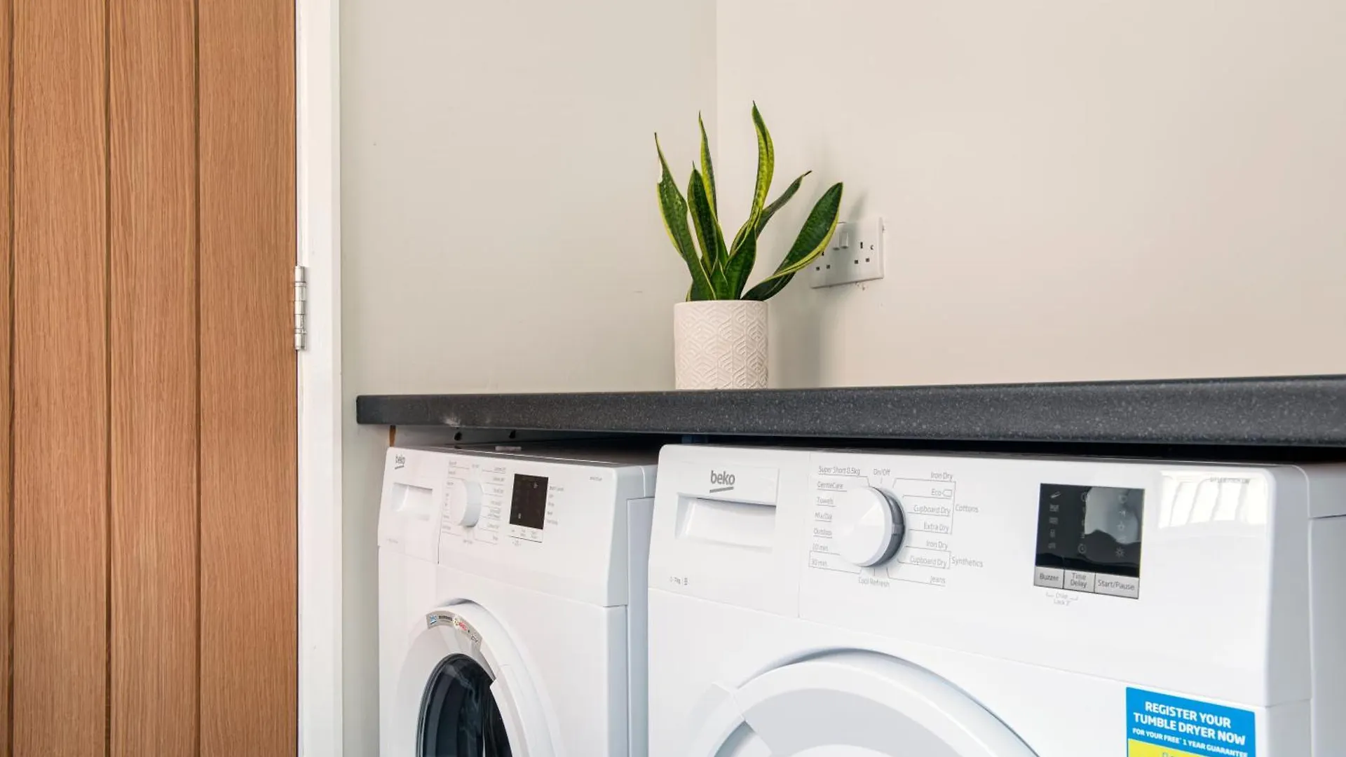 Lovely 2 Bedroom House - Free Parking - Accommodation Near Qmc Hospital & University Of Nottingham - Suitable For Short Stays & Long Stays 0*,  United Kingdom