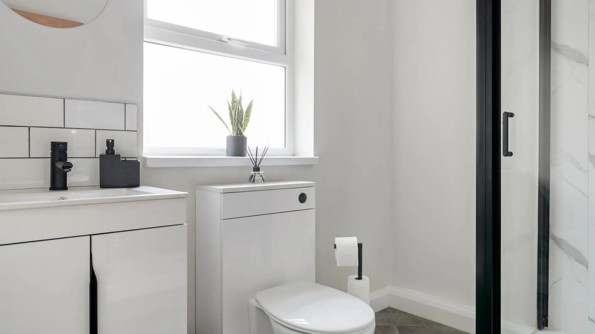 Lovely 2 Bedroom House - Free Parking - Accommodation Near Qmc Hospital & University Of Nottingham - Suitable For Short Stays & Long Stays 0*,  United Kingdom