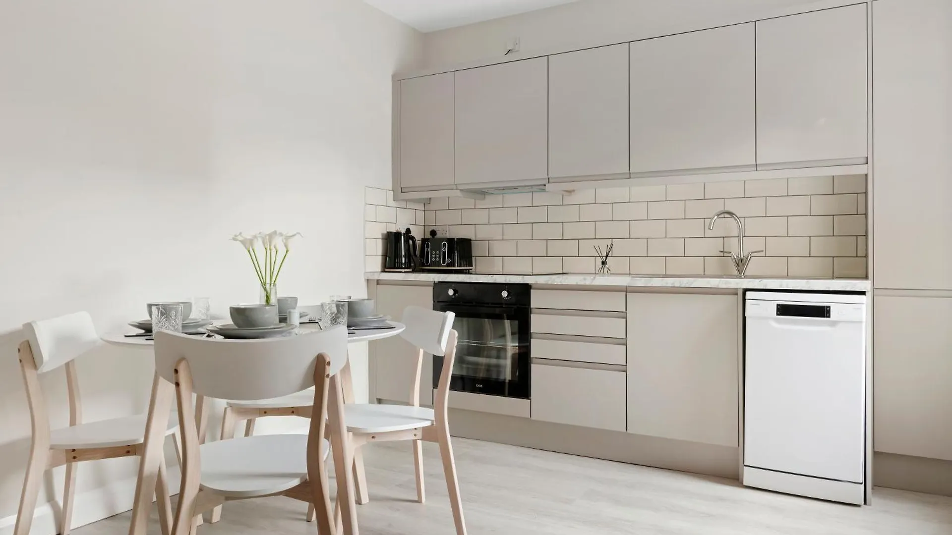Lovely 2 Bedroom House - Free Parking - Accommodation Near Qmc Hospital & University Of Nottingham - Suitable For Short Stays & Long Stays 0*,  United Kingdom