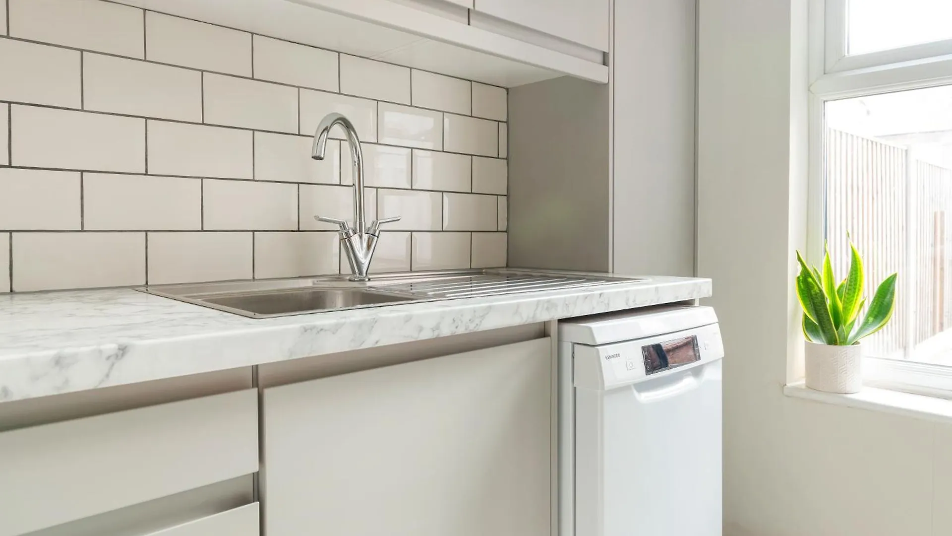Lovely 2 Bedroom House - Free Parking - Accommodation Near Qmc Hospital & University Of Nottingham - Suitable For Short Stays & Long Stays United Kingdom